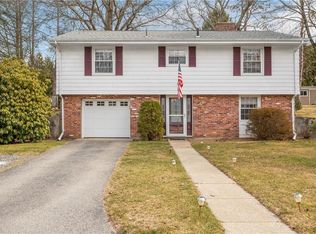 8 Hickory Ln, Lincoln, RI 02865