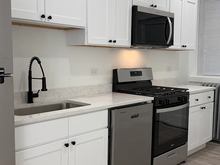 1546 W Arthur Ave #4 — Photo 2