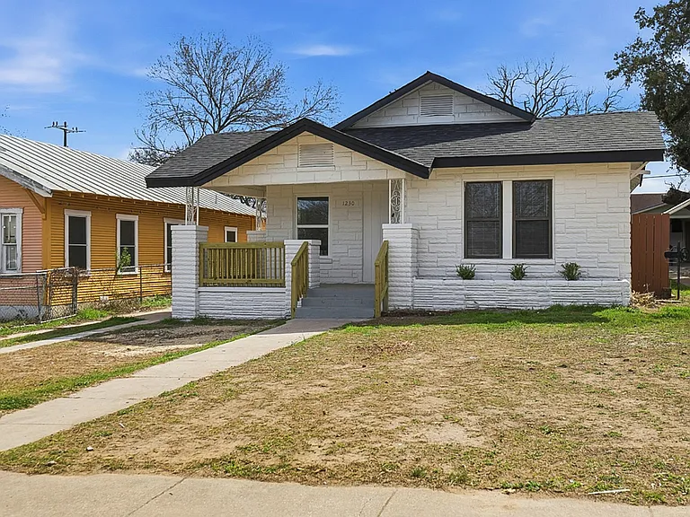 1230 Hammond Ave — Photo 2