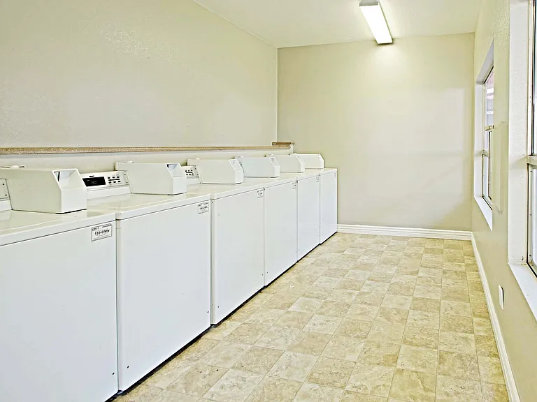 544 Southern Apartments — Photo 32