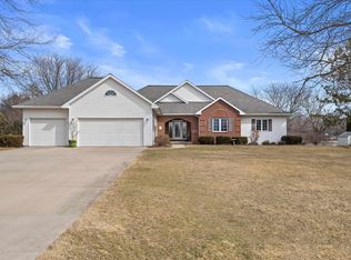 2800 Lakeview Dr, Suamico, WI 54173