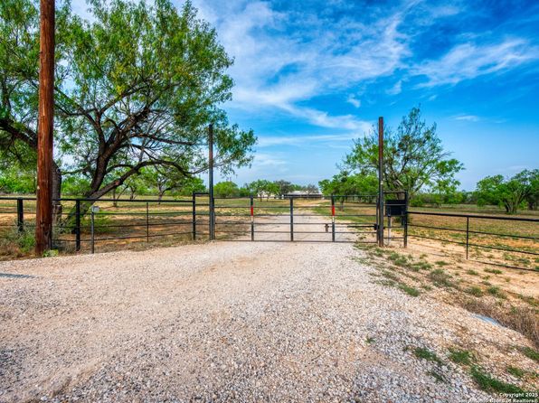601 Wildflower Drive, Lytle, TX 78052