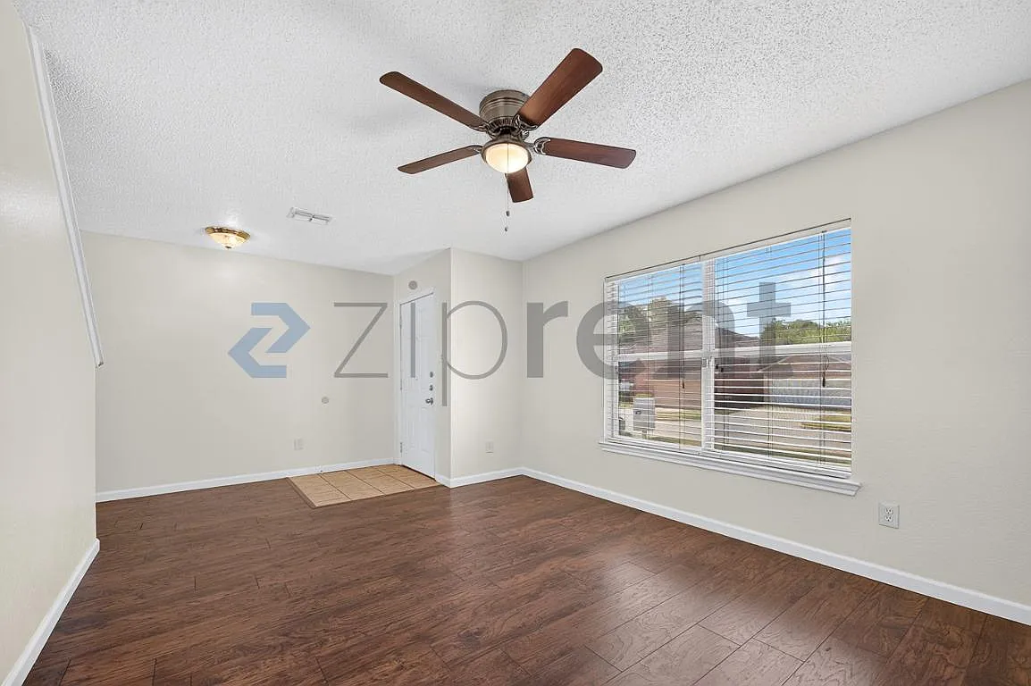3 bed, 2.5 bath, 2324 sqft, $2,300 — Photo 4