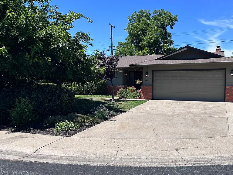 1803 Tanglewood Ln — Photo 1