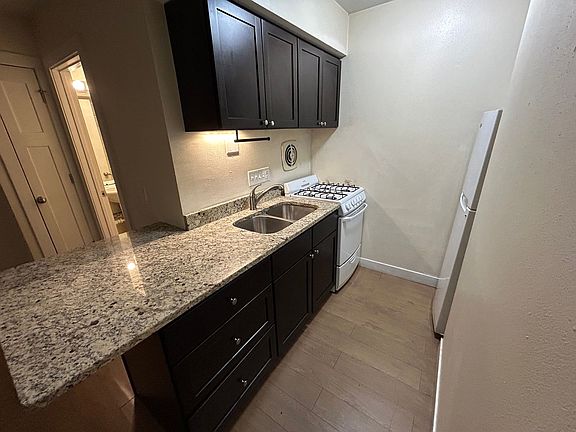 3rd image of 1535 N Van Buren St APT 108