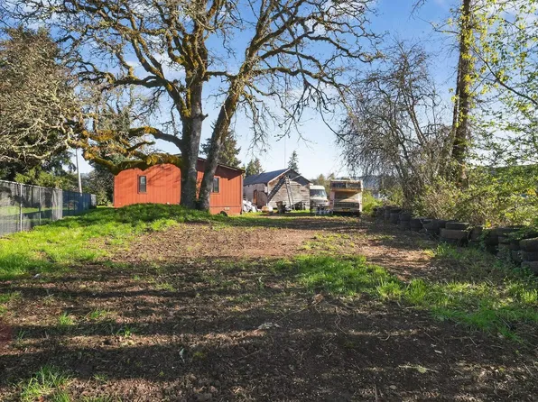 1901 Kalmia St, Sweet Home, OR 97386