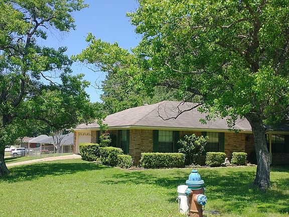 3rd image of 8518 Woodhill Ln