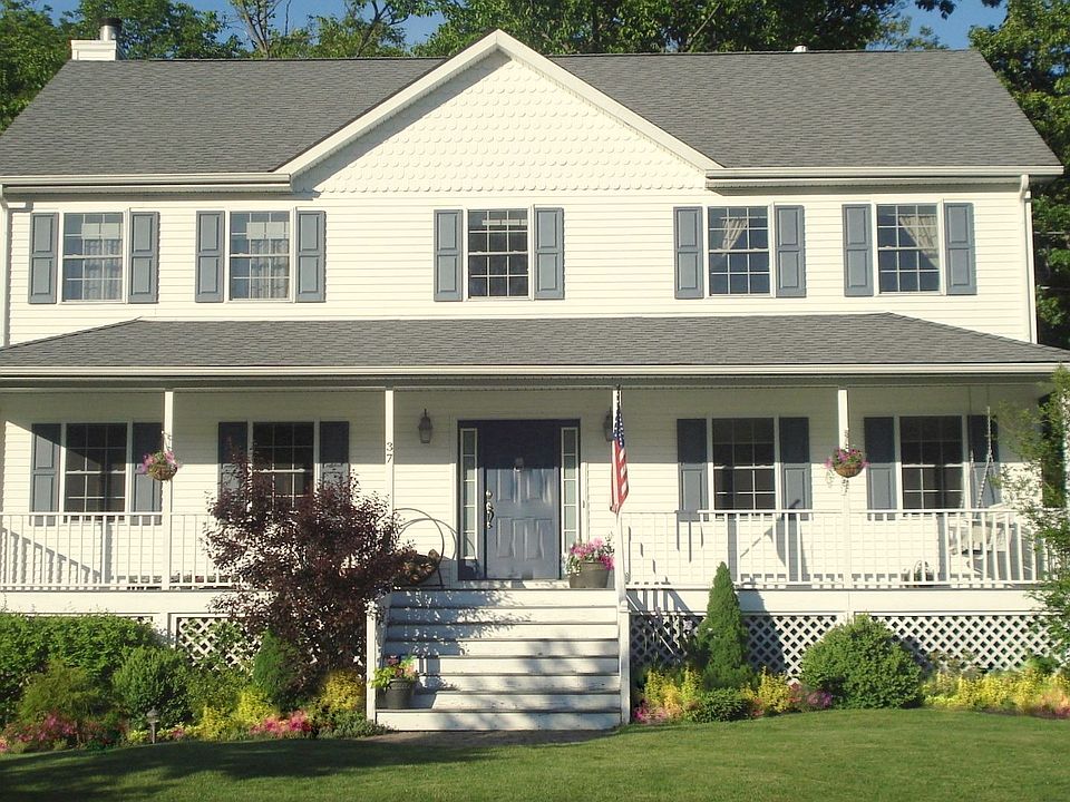 Gorgeous, Spacious 2001 Colonial