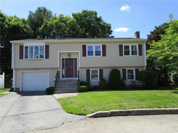 9 Alfred Dr, North Providence, RI 02911