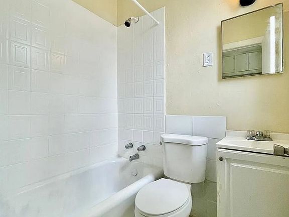 4th image of 411 NW 37th St #11502362