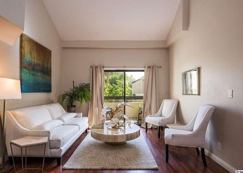 Staged livingroom (furniture not included)