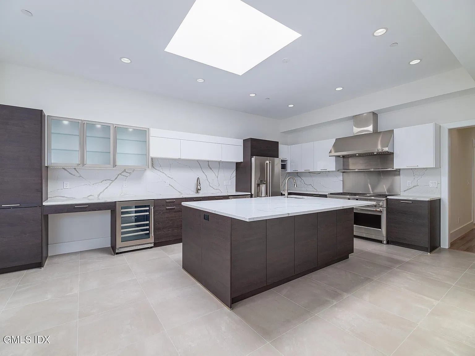 2 bed, 2.5 bath, 3000 sqft, $9,750 — Photo 4