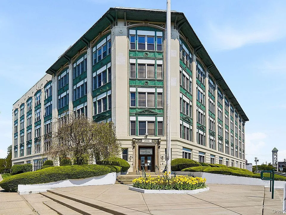 1 Landmark Sq #213