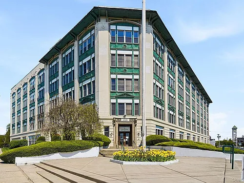 1 Landmark Sq Photo 1