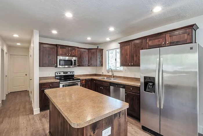6 bed, 2.0 bath, 2126 sqft, $2,895 — Photo 4