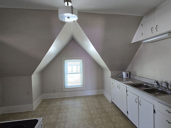 5th image of 1007 W Maple St #3