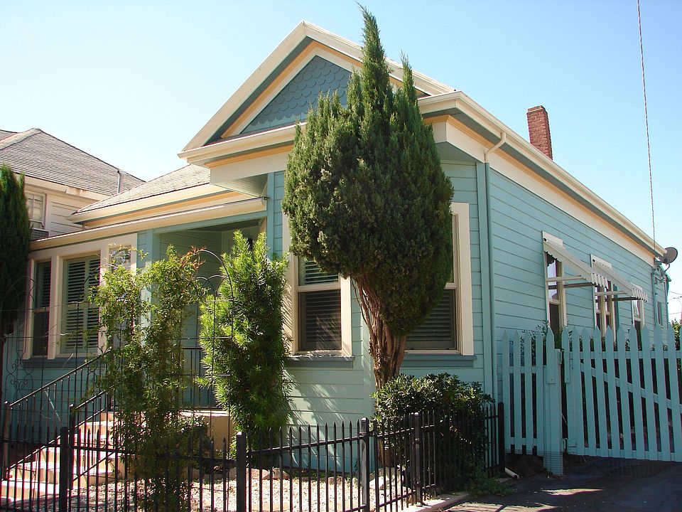 2nd image of 121 Montezuma St