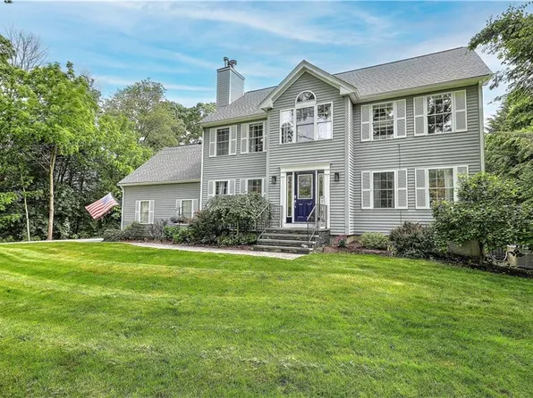4 Douglas Dr, Cumberland, RI 02864