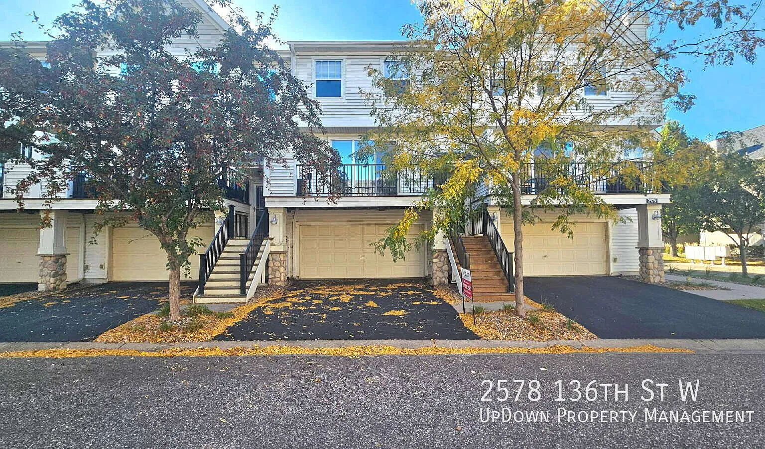 2-Bed 1.5 Bath Rosemount townhome with loft. Spacious 1200 Sq Ft! — Photo 1