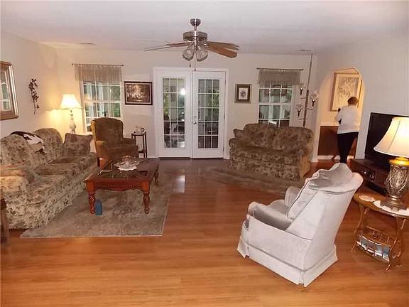 4th image of 17 Highworth Ln