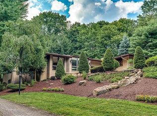 18 Wedgewood Ln, Pittsburgh, PA 15215