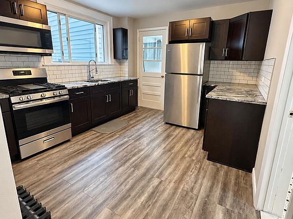 4th image of 208 John St Floor 2
