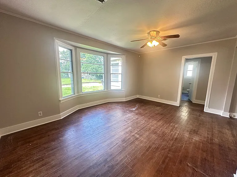 255 E Ratcliff St — Photo 2
