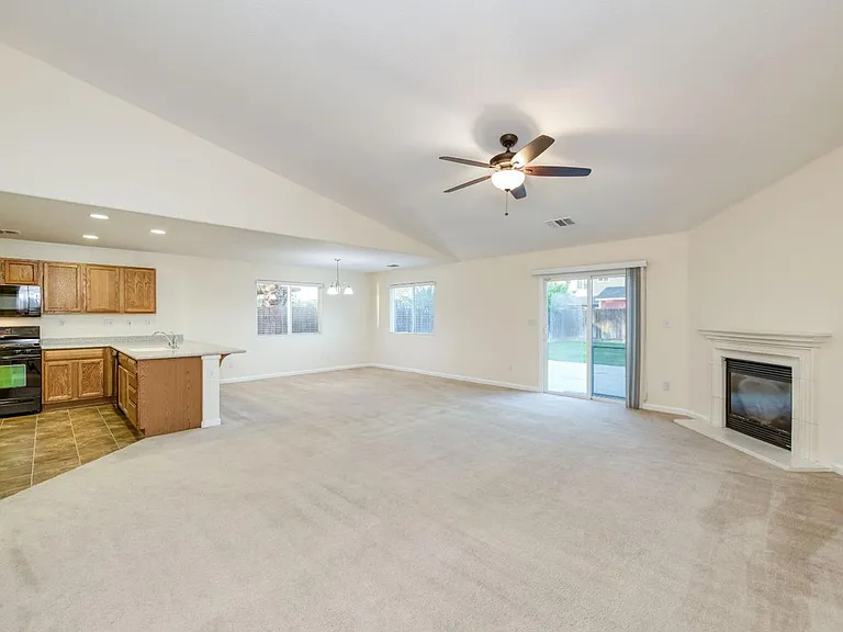 551 S Kona Ave — Photo 3