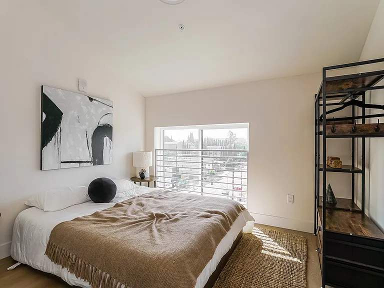 611 N Virgil — Photo 22