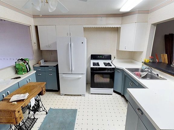 5th image of 584 Woodmere Dr