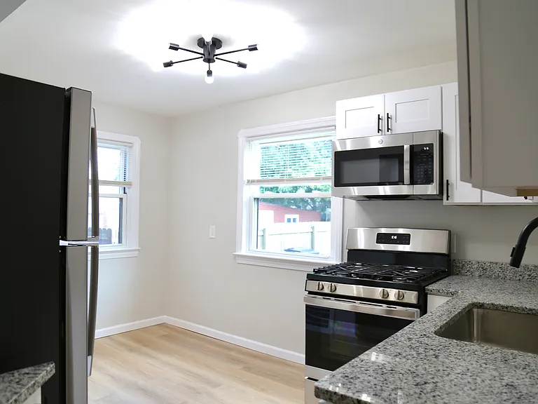 13613 Clifford Ave — Photo 9