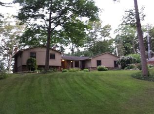 5291 Edgelake Dr, Pinckney, MI 48169