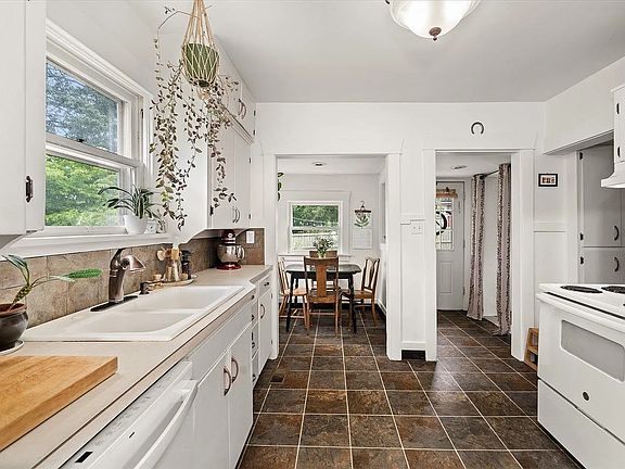 4th image of 1601 S Perry St