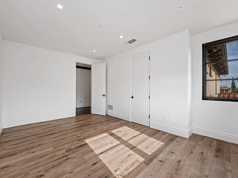 305 N Palm Dr — Photo 10