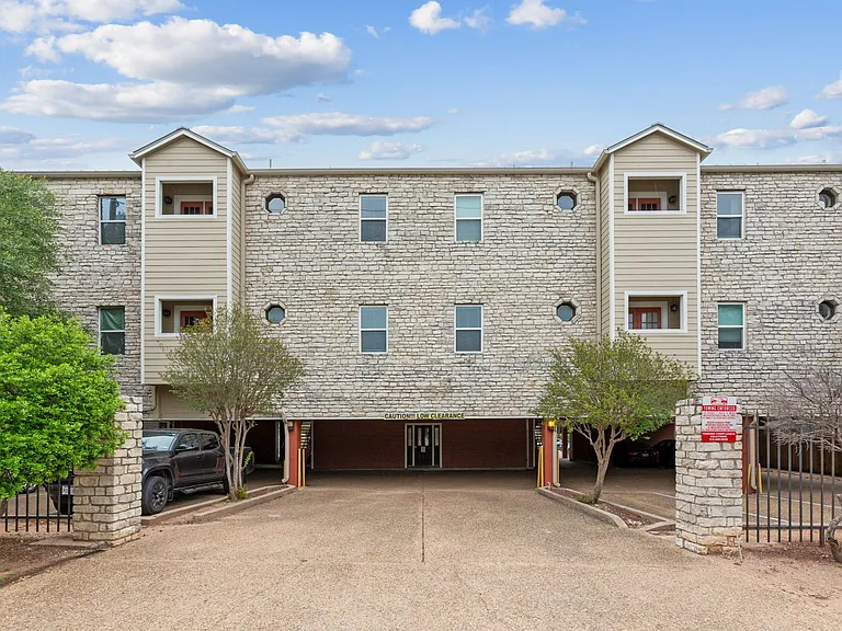 Stone Hill Apartments — Photo 20