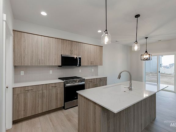 3rd image of 2204 S Border Way