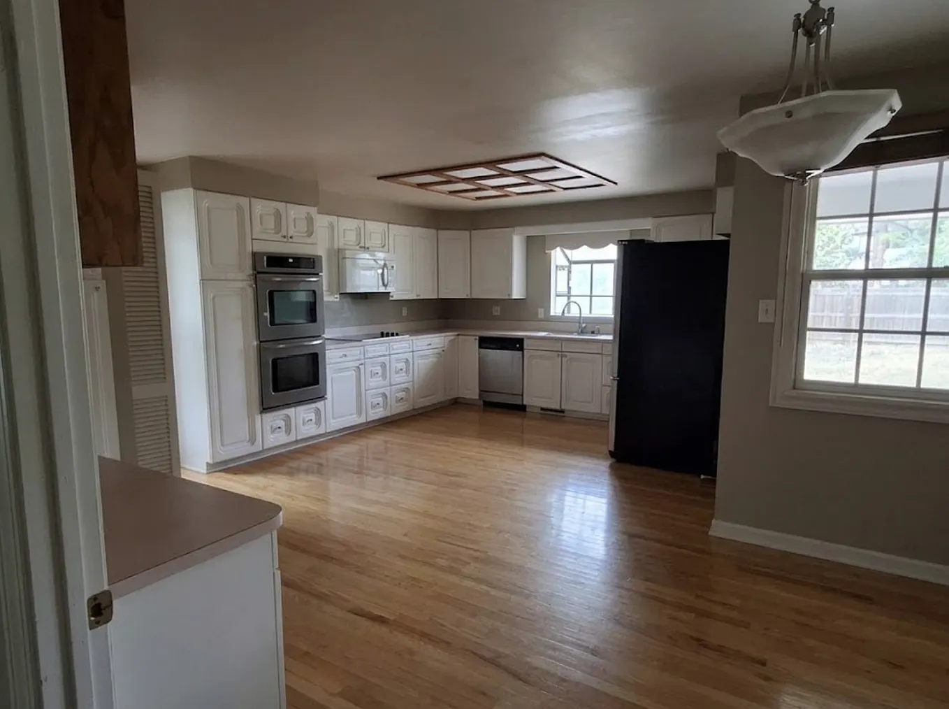 4 bed, 2.5 bath, 2543 sqft, $4,080 — Photo 4