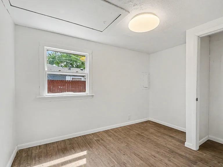 2527 Riverside Dr — Photo 11