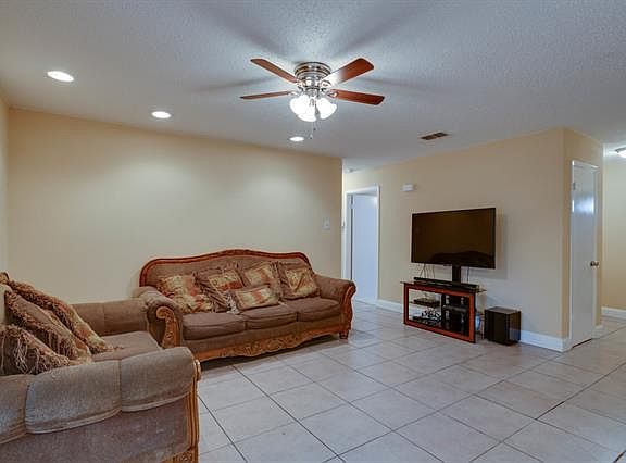 5th image of 729 Laguna Dr