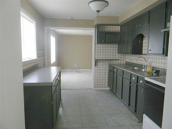3rd image of 203 Chicago Ave