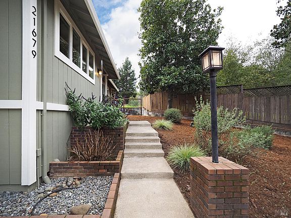 4th image of 21679 Geyserville Avenue