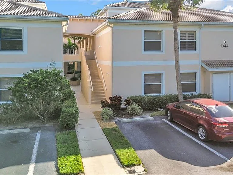 1044 Woodshire Ln #B211 — Photo 1