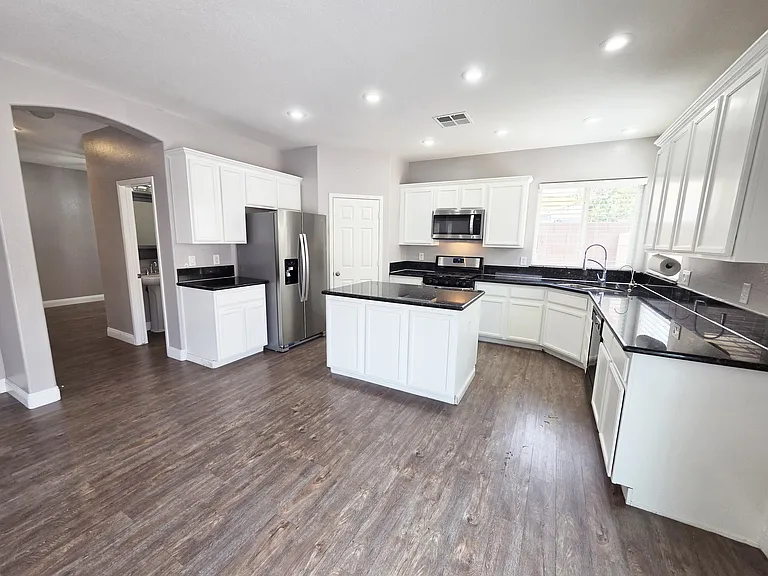 9946 Burton Lake Ct — Photo 13