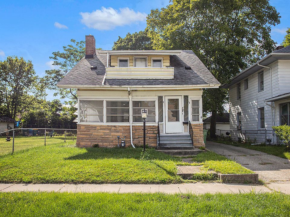 1st image of 207 Wood St N