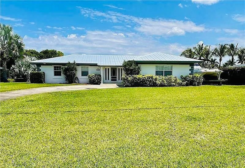 4 bed, 2.0 bath, 1392 sqft, $3,200 — Photo 2
