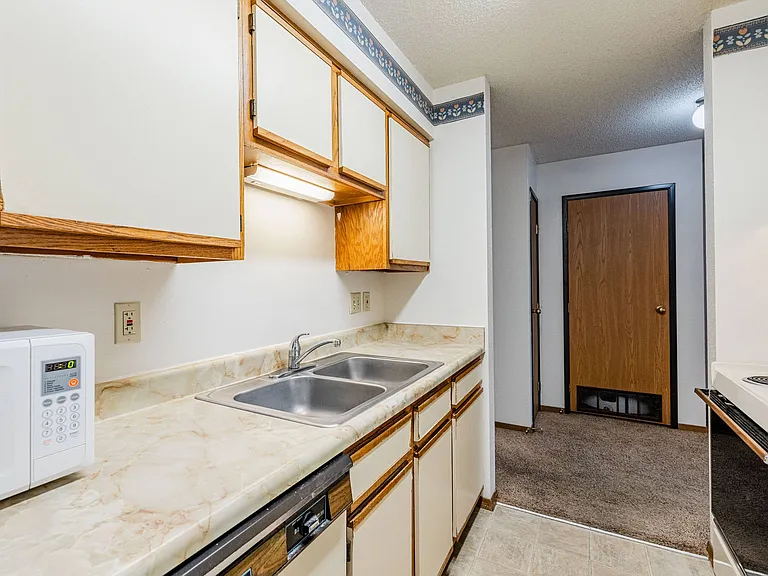 Cambridge Apartments — Photo 33