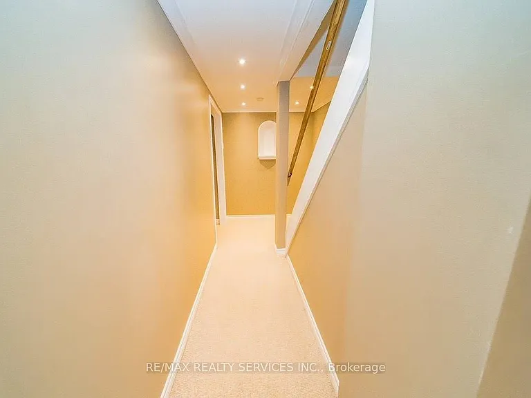 993 Huffman Cres — Photo 16