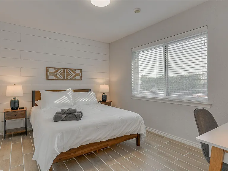 1425 Mayfield Ave — Photo 28