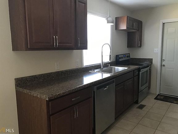 3rd image of 131 Pineview Dr