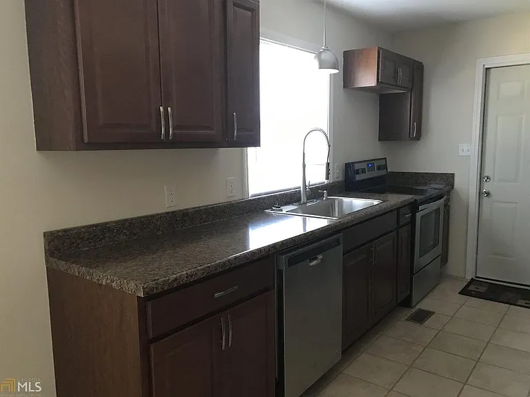 131 Pineview Dr — Photo 3